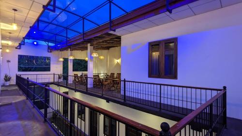ein Balkon eines Gebäudes mit blauer Beleuchtung in der Unterkunft Tangalle Nomad Hub and Coworking Space in Tangalle