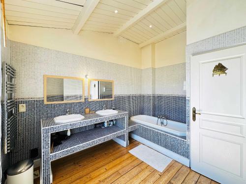 une salle de bain avec deux lavabos et une baignoire dans l'établissement Spacieuse Maison 4 Chambres, Centre Fouras, Proche Plages - FR-1-709-96, à Fouras