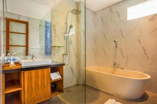 Et badeværelse på Kumara Wooden House 3 BR Shared Pool View ZN376