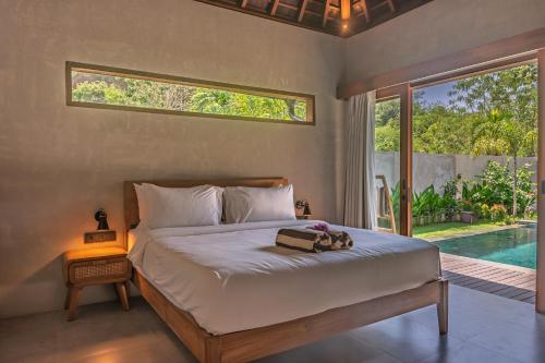 Bazén v ubytování Tropical Luxury 2-BR Villa in Kuta Lombok nebo v jeho okolí