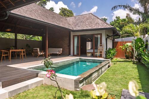 Bazén v ubytování Tropical Luxury 2-BR Villa in Kuta Lombok nebo v jeho okolí