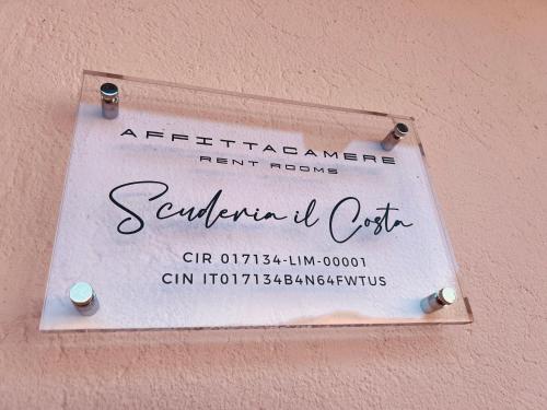 un cartello su un muro con la scritta "Seventh Cafe" di Scuderia il Costa a Paratico