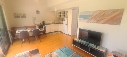 TV a/nebo společenská místnost v ubytování Serentiy & Sea at Footprints Resort