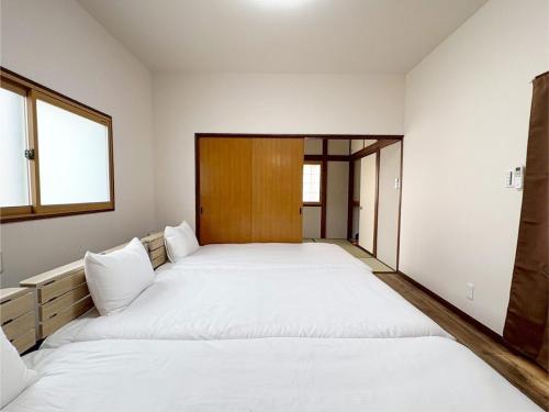 En eller flere senge i et værelse på 亀のや 駅徒歩7分 空港Disney直通 SKACこち亀記念館