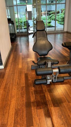 rząd krzeseł fryzjerskich ustawionych na drewnianej podłodze w obiekcie Dans Homestay Heaven w Kuala Lumpur