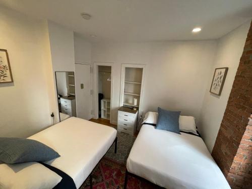 a room with two beds in a room at Nest 1 bedroom Aparthotel with kitchenette in New York