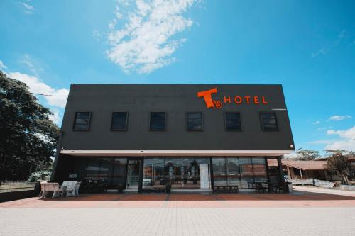 um hotel com uma placa na frente em T Hotel Changlun em Changlun