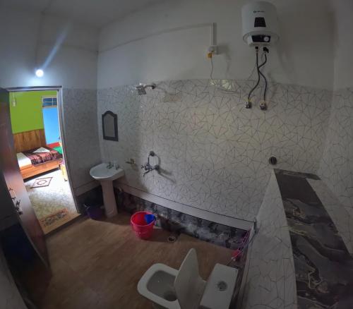 Ένα μπάνιο στο Hobo's Nest Homestay By StayApart