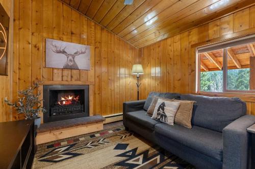 Et opholdsområde på Cabin 2- Two BR Cabin w Hot Tub
