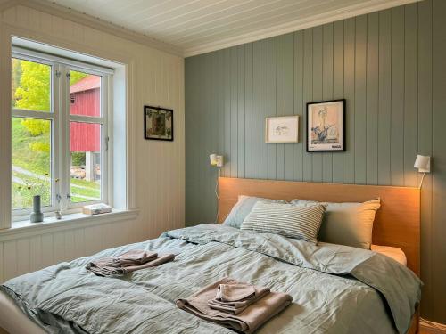 Giường trong phòng chung tại Cabin By Telemark Canal With Private Beach