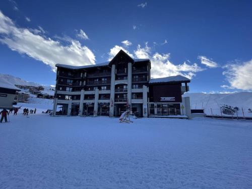 Appartement skis aux pieds avec balcon et WIFI pour 6 personnes à Plagne Soleil