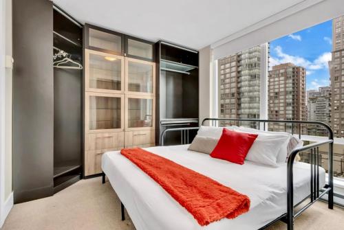 Postel nebo postele na pokoji v ubytování Urban Elegance - Designer 2BR Downtown Suite In Yaletown