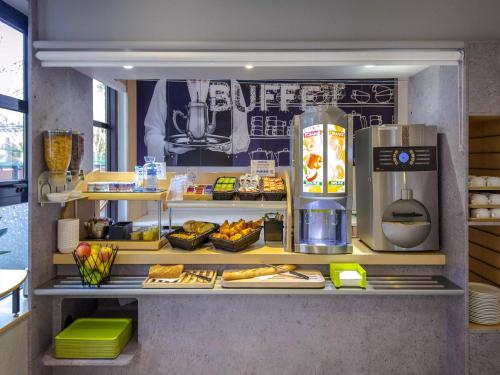 cocina con barra con comida y cafetera en ibis budget Vienne Sud, en Vienne