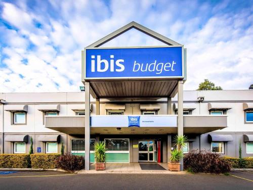 a building with a sign that reads lions budget at ibis Budget Wentworthville in Wentworthville