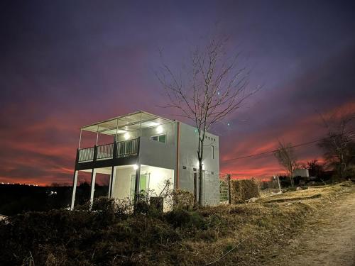 Bygningen som feriehuset ligger i