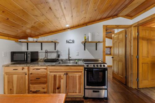 Køkken eller tekøkken på Cabin 10- King Cabin Mins to RMNP