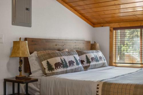 En eller flere senge i et værelse på Cabin 10- King Cabin Mins to RMNP