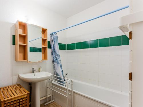 Ένα μπάνιο στο REF : 105LIL - Charmant appartement dans résidence avec piscine - A deux pas du centre ville et du lac - 4 personnes - FR-1-521-265