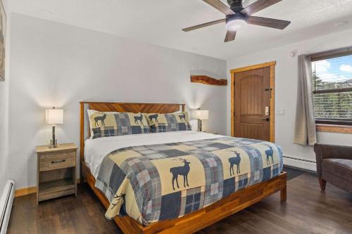 een slaapkamer met een bed met een quilt met dieren erop bij Cabin15 - King bed Hotel Style Unit in Estes Park