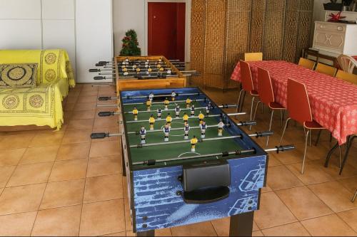 ein Tischkicker in einem Raum mit Tischen und Stühlen in der Unterkunft Apartamentos casa Carola in Viodo