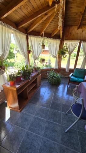 a living room with a table and some plants at Casa Grande Trayken in El Hoyo