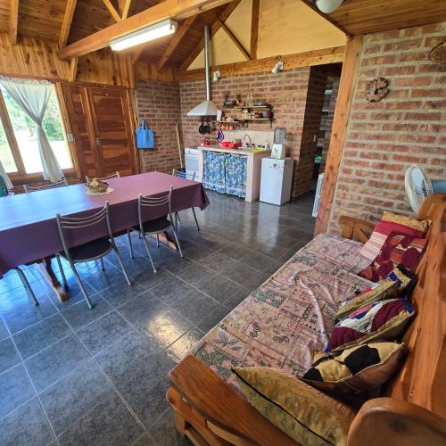 a dining room with a table and a kitchen at Casa Grande Trayken in El Hoyo