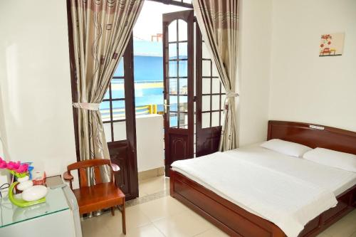 a bedroom with a bed and a view of the ocean at Thanh Tùng Hotel in Can Tho