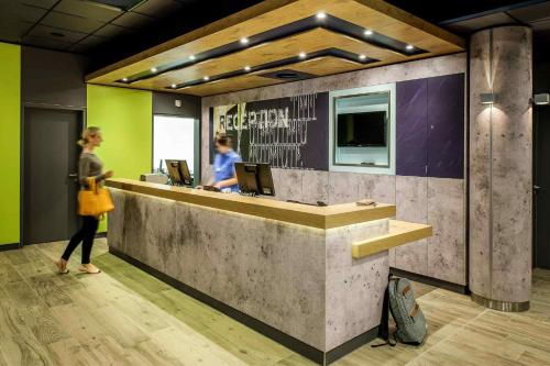 Televiisor ja/või meelelahutuskeskus majutusasutuses Ibis Budget Salzburg Airport - Self-Check-In