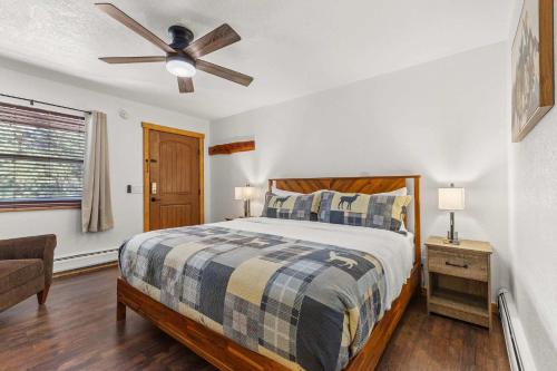 een slaapkamer met een bed en een plafondventilator bij Cabin 17 - King Bed New Kitchen & Bath in Estes Park