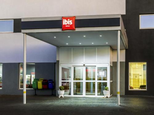 a ups store with a sign on the front of it at ibis Barretos in Barretos