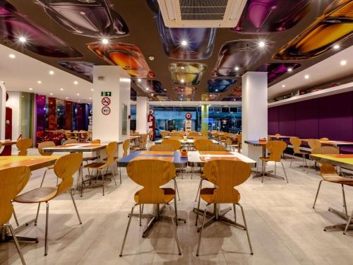 En restaurant eller et andet spisested på Ibis Styles Balneário Camboriú - 1 Quadra do Mar