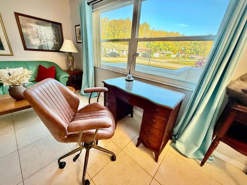 Posezení v ubytování Boutique Stay - Near Beach, PSP4, Billiard or PingPong, Fire Pit, Private Yard