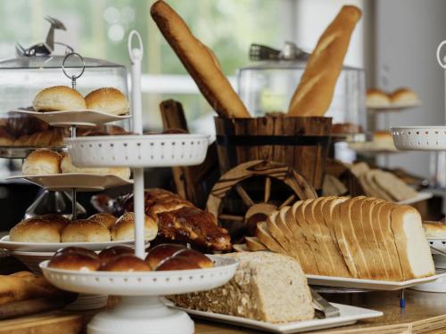 ルブンバシにあるPullman Lubumbashi Grand Karavia.のテーブルの上の皿に並べられたパンとペストリー
