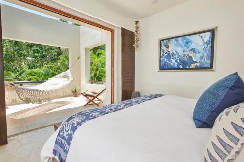 Postel nebo postele na pokoji v ubytování Condo Los Arboles -HSK6 Seater Golf Cart included