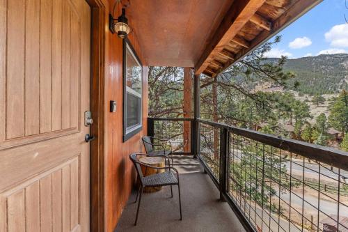 een balkon met een stoel en een deur en uitzicht bij Cabin 19- King Studio Gorgeous views Hotel Style in Estes Park