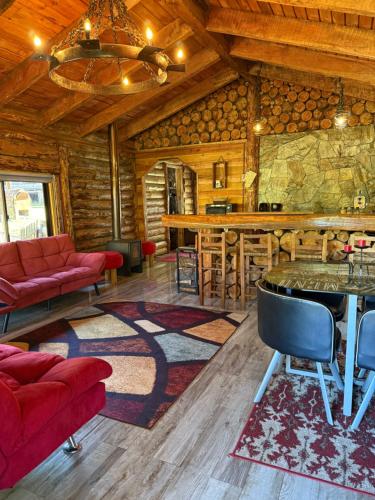 Santa Bárbaracabañas refugio quillaileo的小木屋内带酒吧的客厅