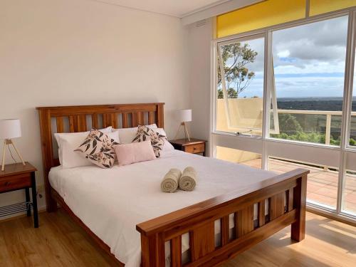 罗斯巴德BAY VIEWS Paradise的一间卧室配有一张床,并备有2个拖鞋