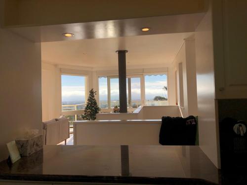 罗斯巴德BAY VIEWS Paradise的客厅可以看到厨房和客厅的景色