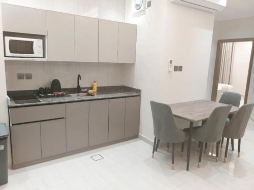 Kuchyň nebo kuchyňský kout v ubytování Burj Al Hayat Furnished Suites - Al Malaz