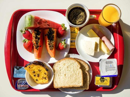 un vassoio rosso pieno di cibo di ibis Marilia a Marília