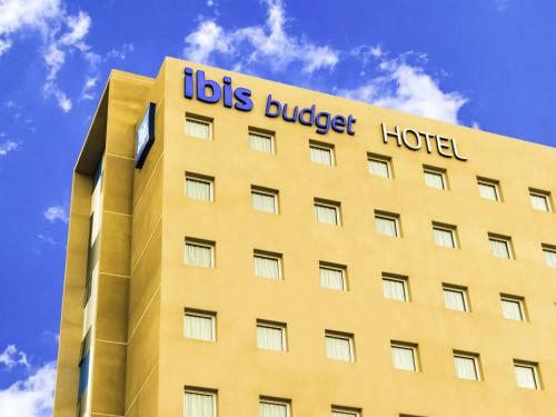 un edificio amarillo con las palabras hoteles económicos en ibis budget Copiapo, en Copiapó
