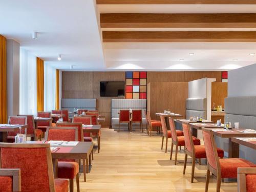 TV a/nebo společenská místnost v ubytování Movenpick hotel Sarajevo