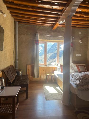 Posezení v ubytování Lahaul Home Stay Sumnam
