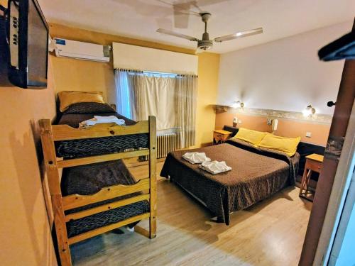 Un dormitorio con dos literas y una cama. en Hotel Ritz, en Villa Carlos Paz
