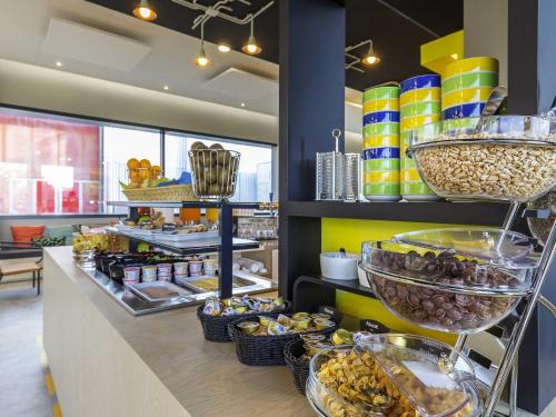 linia bufetu z dużą ilością jedzenia w obiekcie ibis Styles Geneve Palexpo Aeroport w Genewie