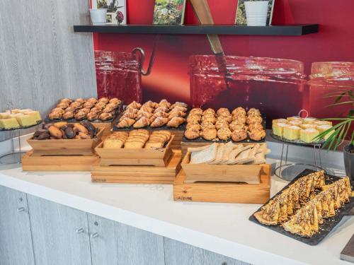 卡萨布兰卡卡萨宜必思旅行者酒店的桌子上摆放着糕点和其他食物。