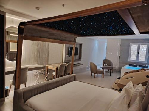 حياة روز للشقق المخدومة في المدينة المنورة: غرفة نوم بها سرير وطاولة وكراسي