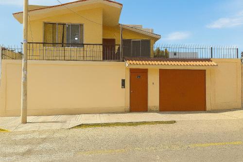 un edificio con 2 puertas de garaje y balcón en Departamento amoblado en primer piso 200 MTS a tu disposición con todos los servicios, en Tacna