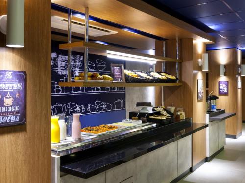 カンピーナスにあるibis budget Campinas Aquidabanのさまざまな種類の食べ物が並ぶレストランのビュッフェライン