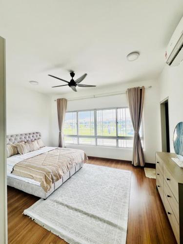 ein weißes Schlafzimmer mit einem Bett und einem Deckenventilator in der Unterkunft Homestay D'Serenia Arina in Kampung Dengkil